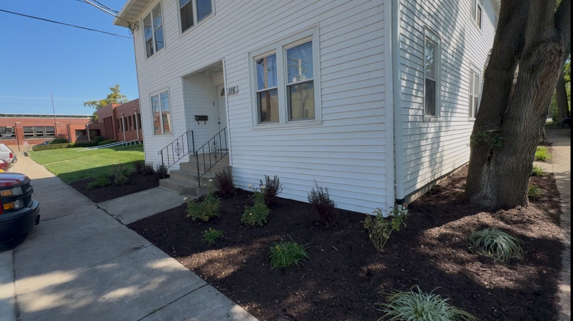 a view of a house with a yard