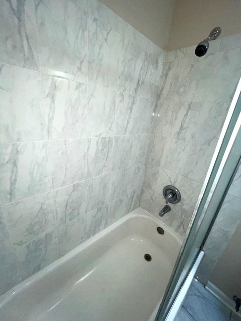 1267 Maroon Drive Elgin, IL 60120 - Photo 18 of 23 a bathroom with a tub
