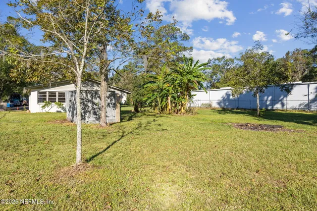 a view of yard with trees