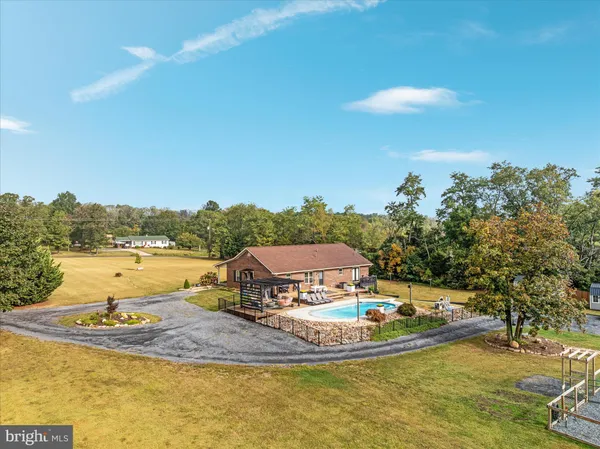an aerial view of a house having yard and lake view