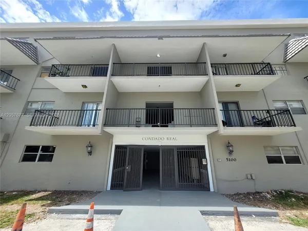 $1,950 | 5100 Southwest 41st Street, Unit 319, Pembroke Park, FL 33023