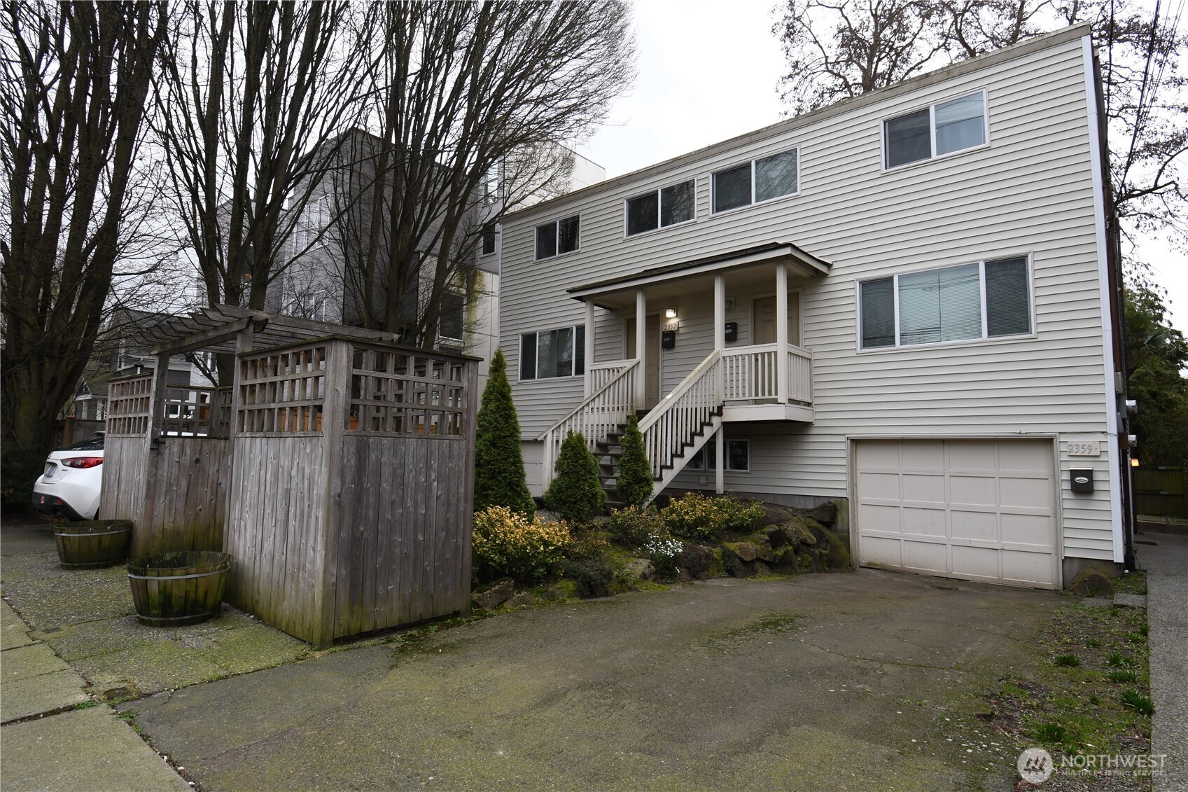 a view of a house with a yard