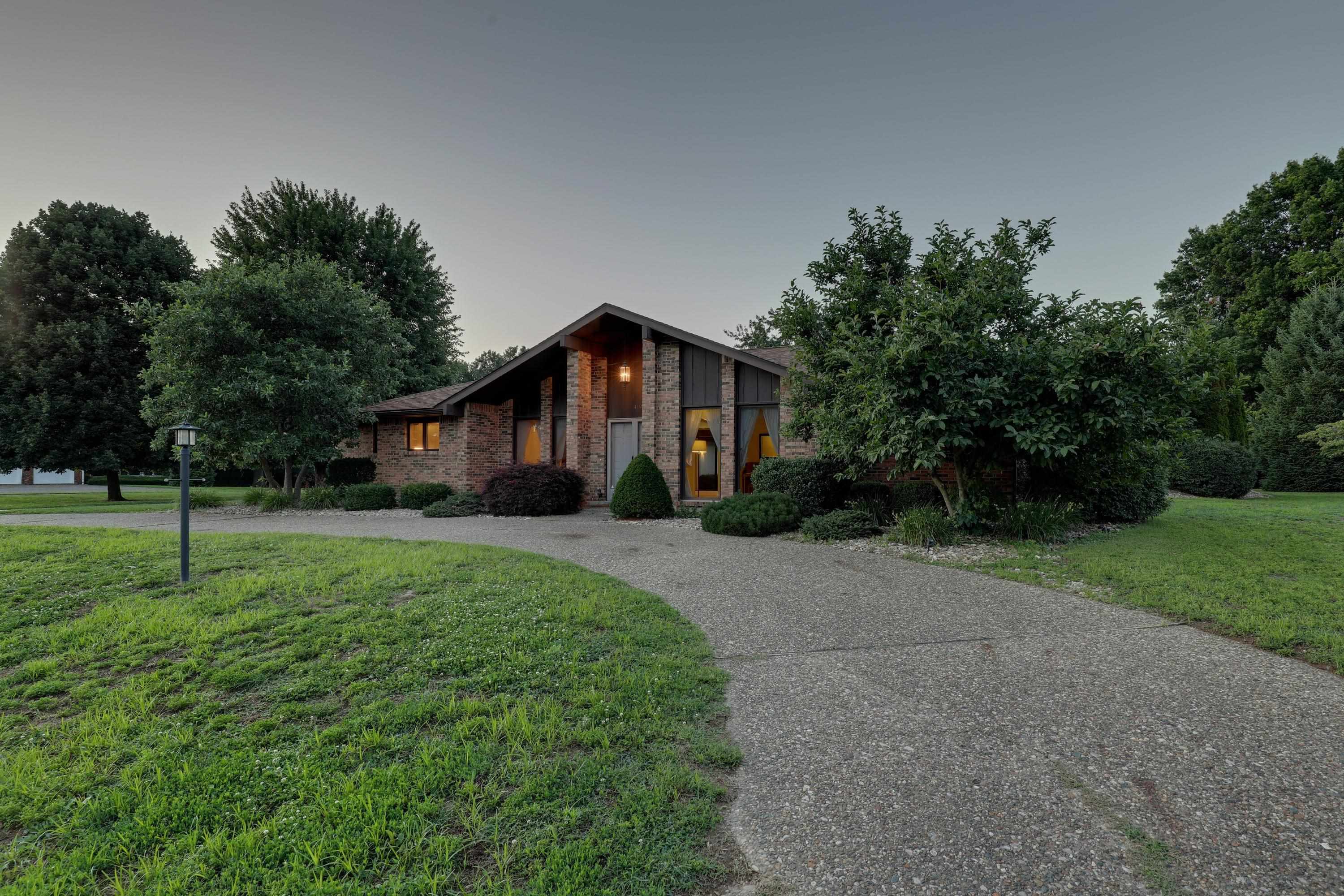 419 Spring Lake Drive Quincy, IL 62305 - Photo 9 of 39