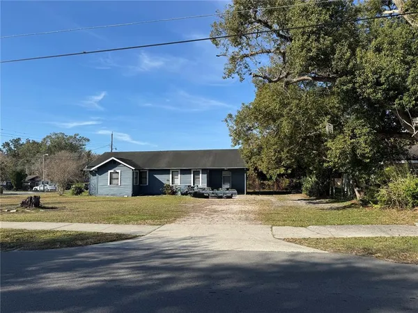 a view of a house with a yard