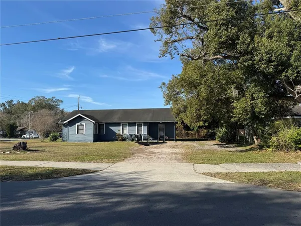 a view of a house with a yard