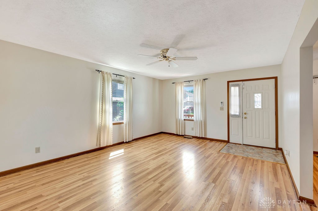 Large living room w/ updated flooring