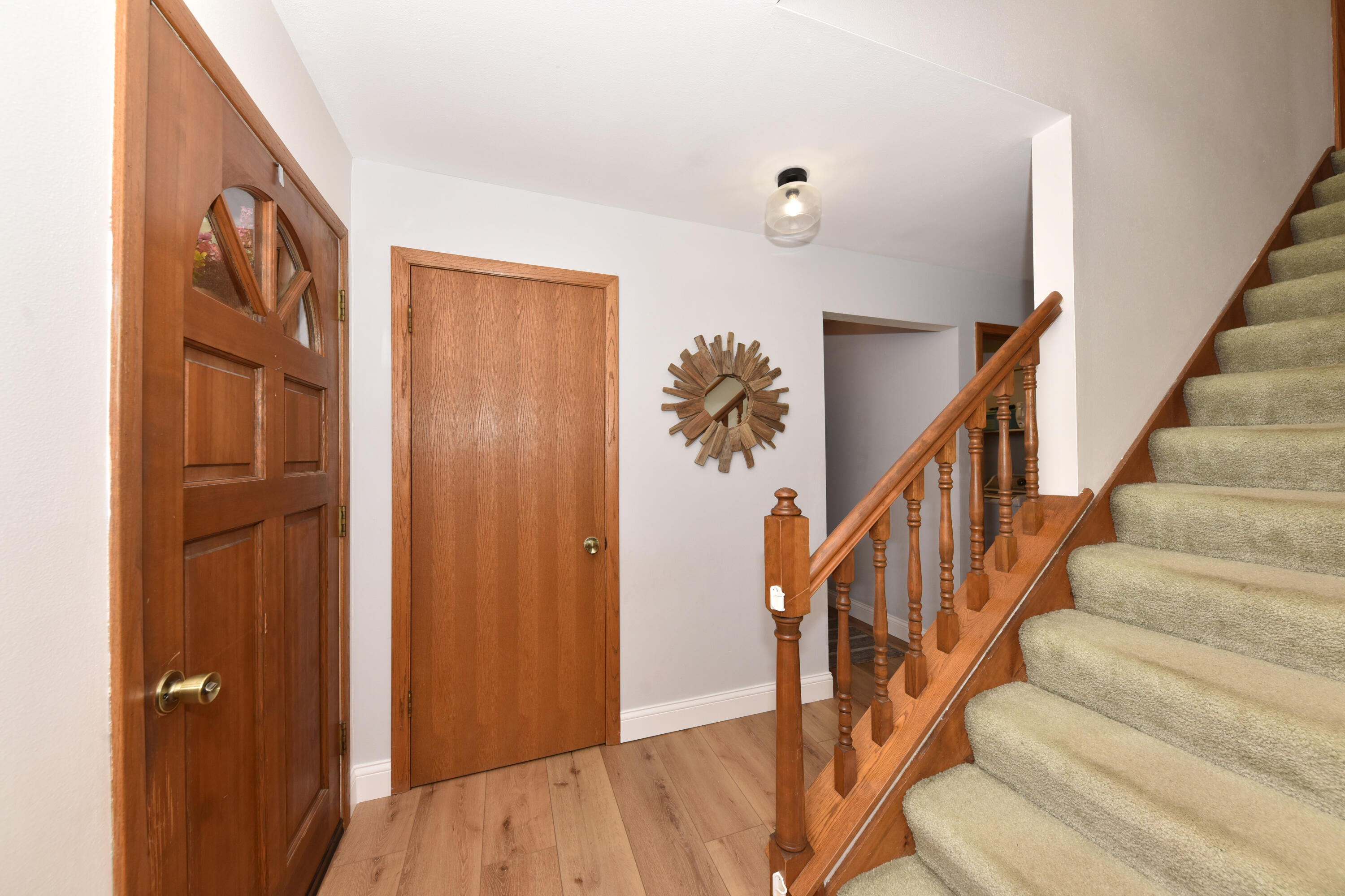 N71W23400 Homestead Road Sussex, WI 53089 - Photo 3 of 44 Foyer