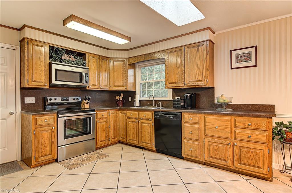 107 Edgeview Road High Point, NC 27260 - Photo 14 of 30 Gallery Image 14