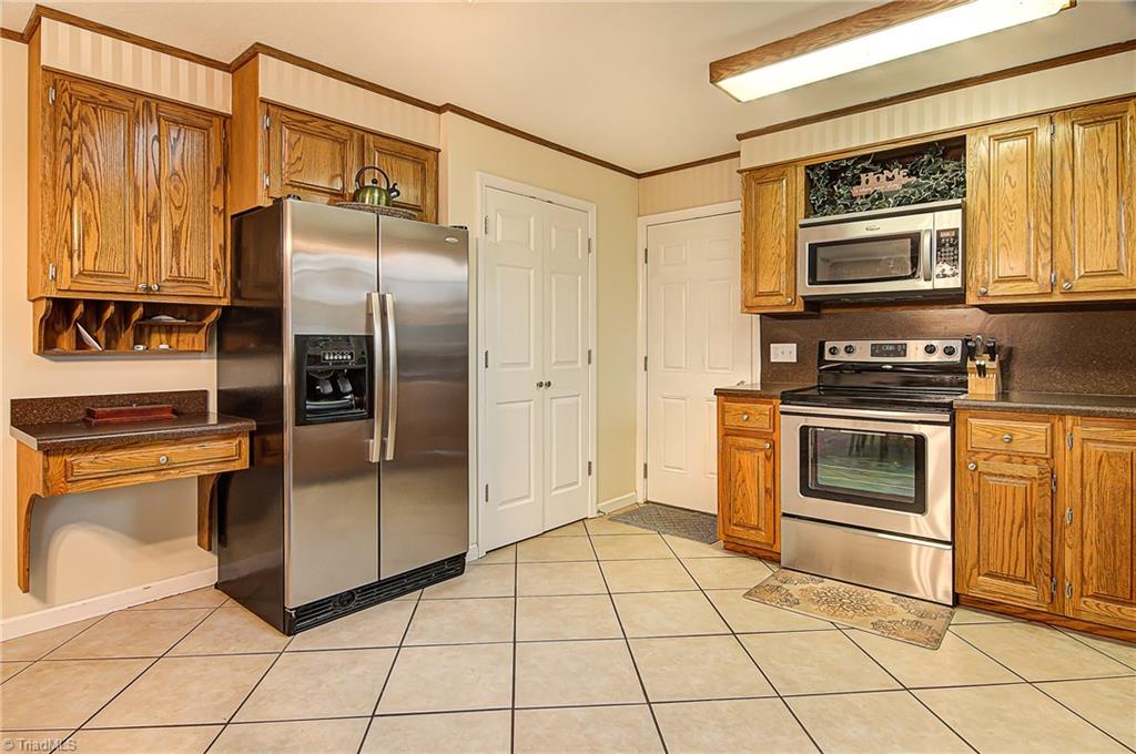 107 Edgeview Road High Point, NC 27260 - Photo 16 of 30 Gallery Image 16