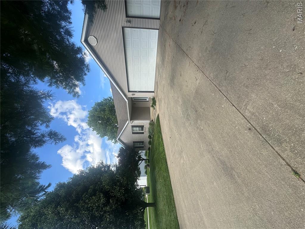 916 Crosswinds Drive Belleville, IL 62221 - Photo 2 of 2
