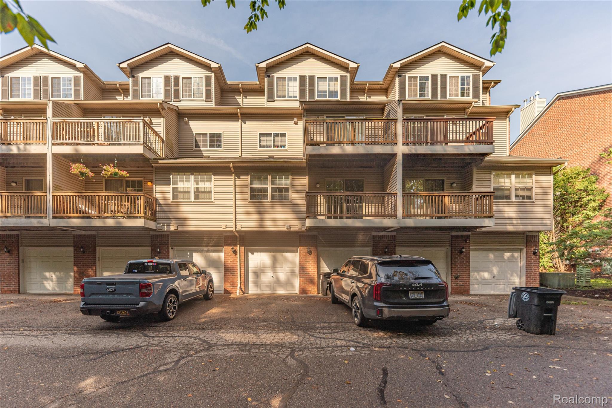 16942 Farmington Road, Unit 24 Livonia, MI 48154 - Photo 4 of 34 005_31.jpg
