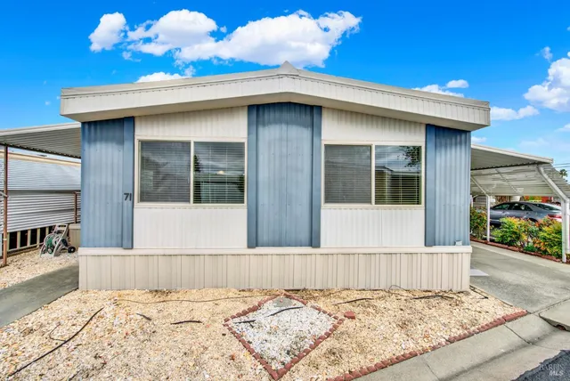 a view of a entryway of the house