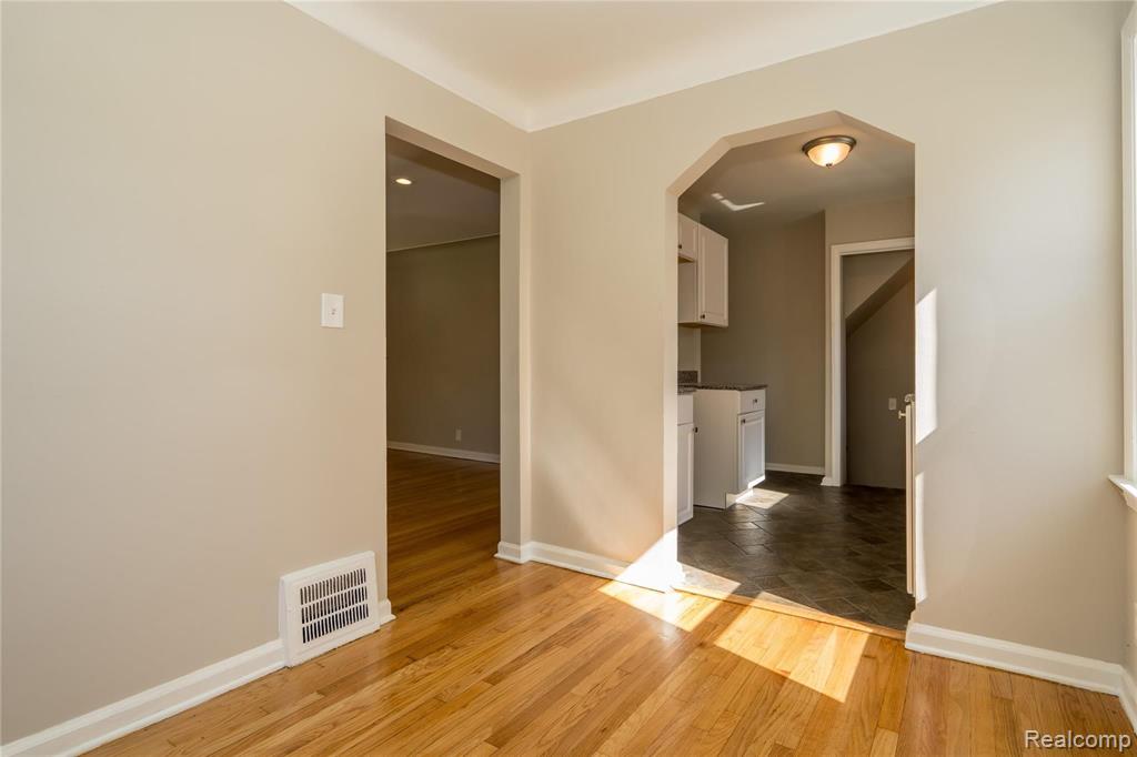 24844 Landau Center Line, MI 48015 - Photo 15 of 58