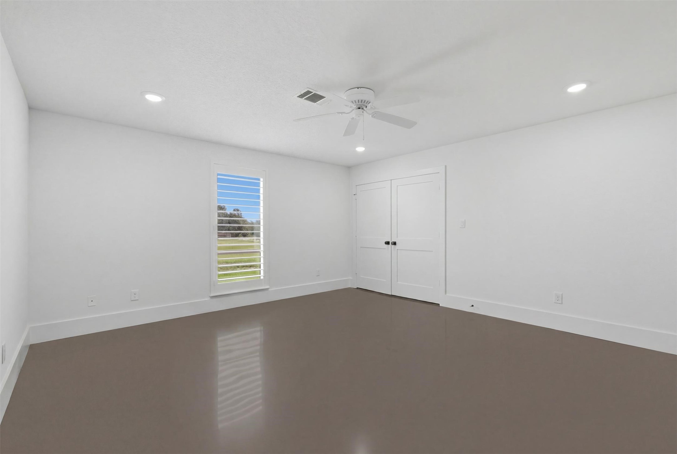 1589 County Road 252 Anderson, TX 77830 - Photo 28 of 50 an empty room with a window and ceiling fan