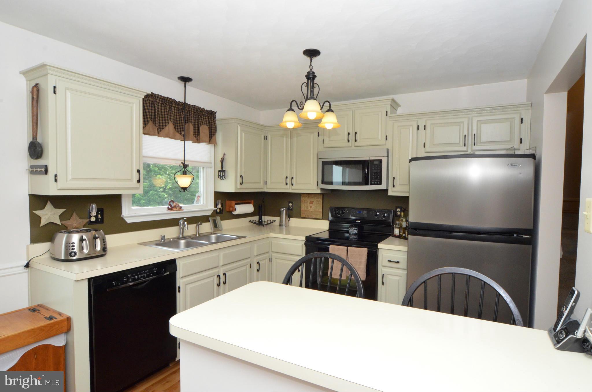 911 Horizon Road Mount Airy, MD 21771 - Photo 5 of 25 Kitchen with breakfast bar.