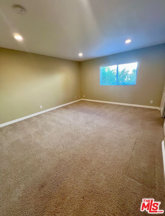 1122 10th Street, Unit 4 Santa Monica, CA 90403 - Photo 13 of 18 an empty room with windows