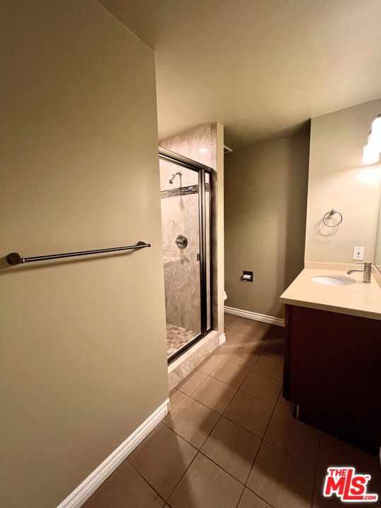 1122 10th Street, Unit 4 Santa Monica, CA 90403 - Photo 15 of 18 a view of a bathroom with a sink and mirror