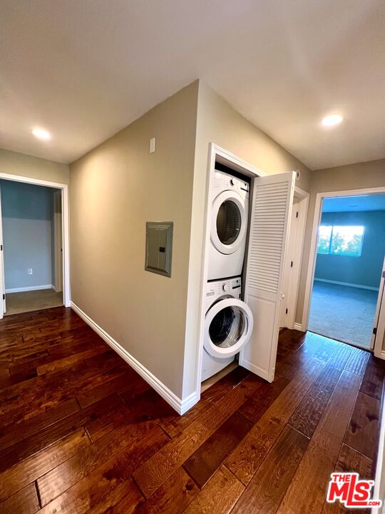 1122 10th Street, Unit 4 Santa Monica, CA 90403 - Photo 16 of 18 a view of kitchen and wooden floor