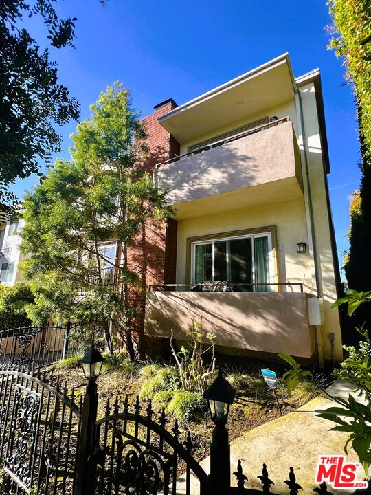 1122 10th Street, Unit 4 Santa Monica, CA 90403 - Photo 17 of 18 a view of house with backyard space and balcony