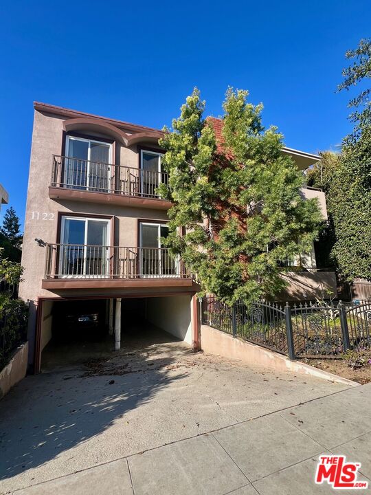 1122 10th Street, Unit 4 Santa Monica, CA 90403 - Photo 18 of 18 a front view of a house with a yard