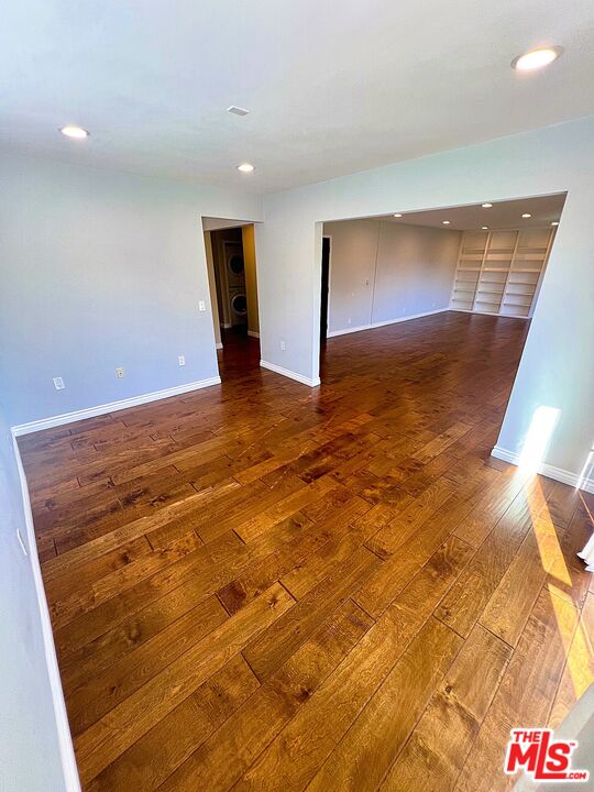 1122 10th Street, Unit 4 Santa Monica, CA 90403 - Photo 3 of 18 a view of an empty room