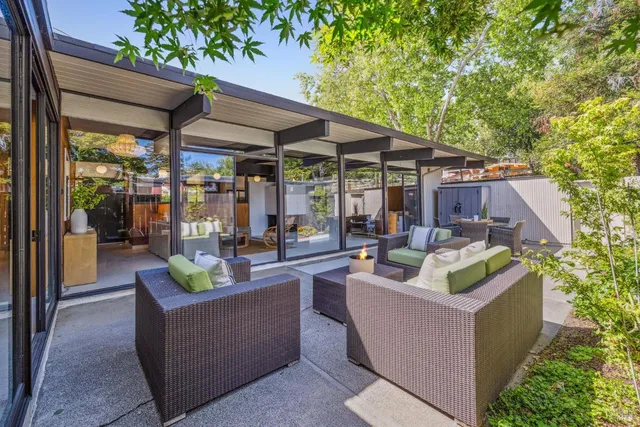 a view of a walk in entryway