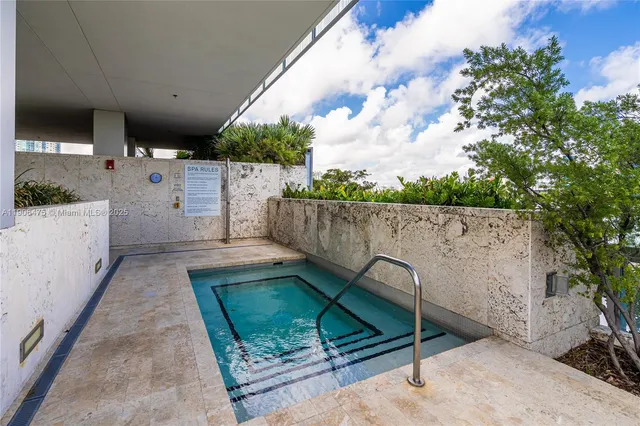 $5,000,000 | 120 Ocean Drive, Unit 700, Miami Beach, FL 33139