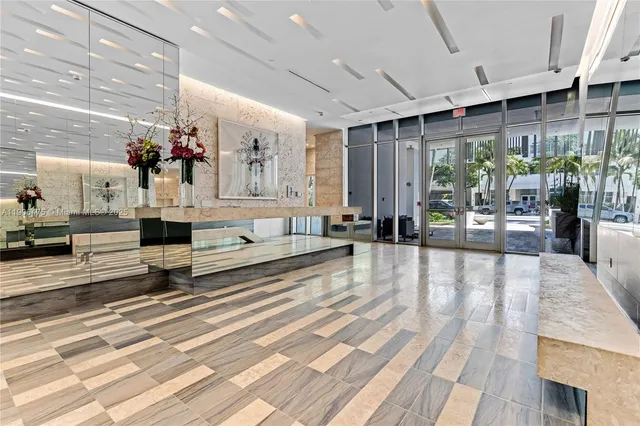$5,000,000 | 120 Ocean Drive, Unit 700, Miami Beach, FL 33139