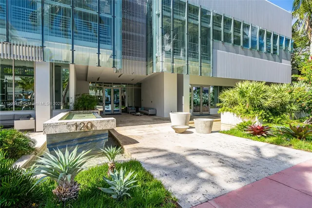 $5,000,000 | 120 Ocean Drive, Unit 700, Miami Beach, FL 33139