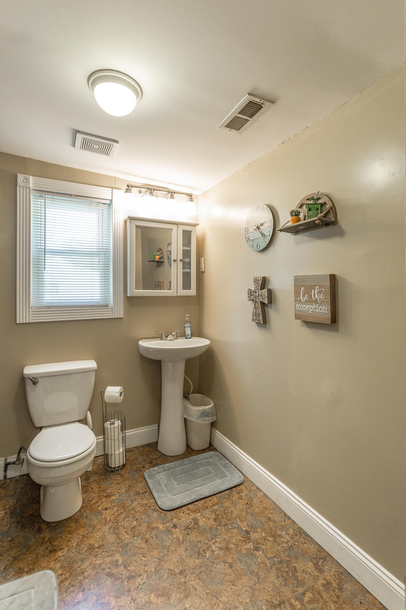 1628 Prigmore Road Chattanooga, TN 37412 - Photo 22 of 49 Full Hallway Bath