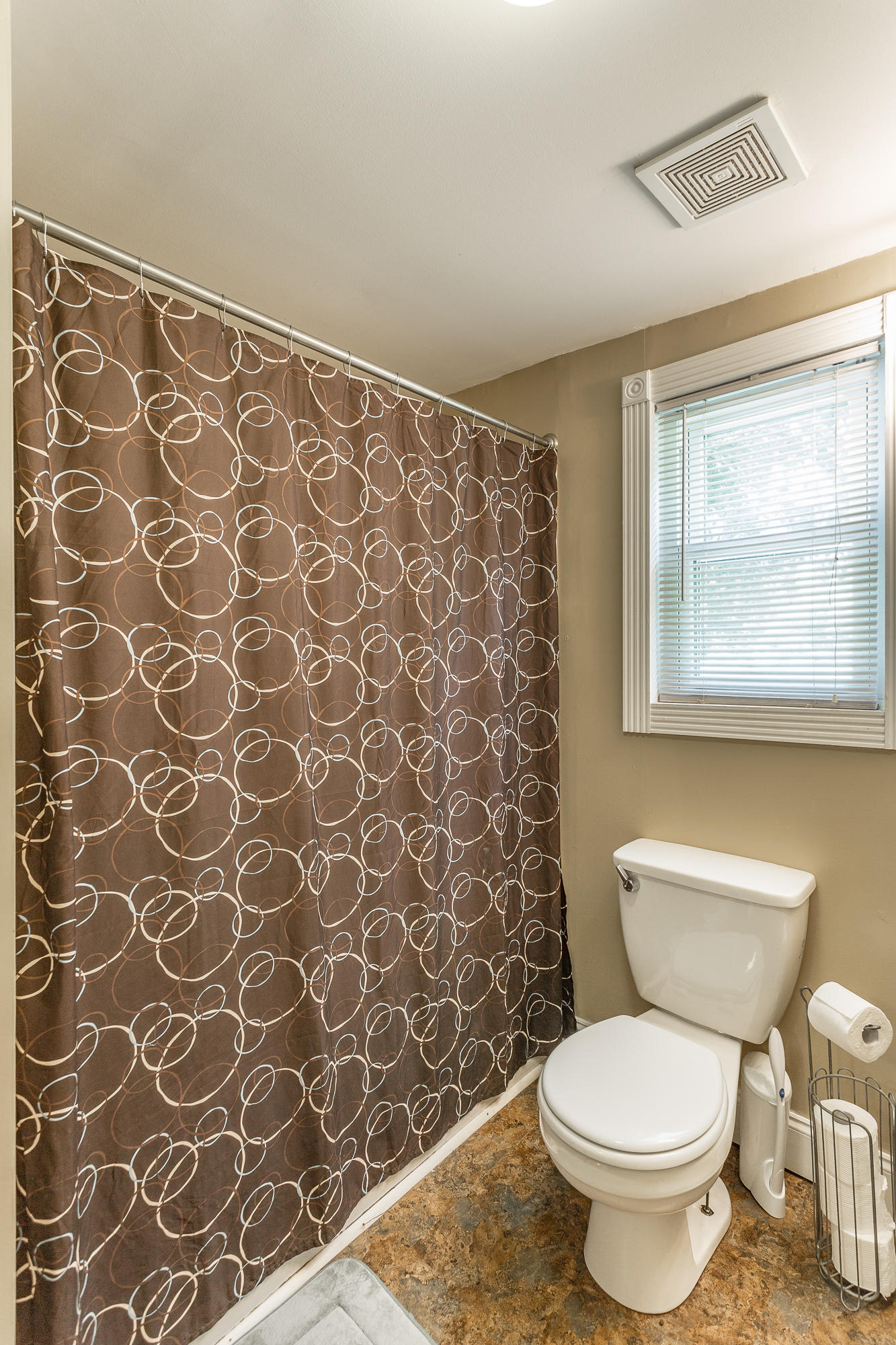 1628 Prigmore Road Chattanooga, TN 37412 - Photo 23 of 49 Full Hallway Bath