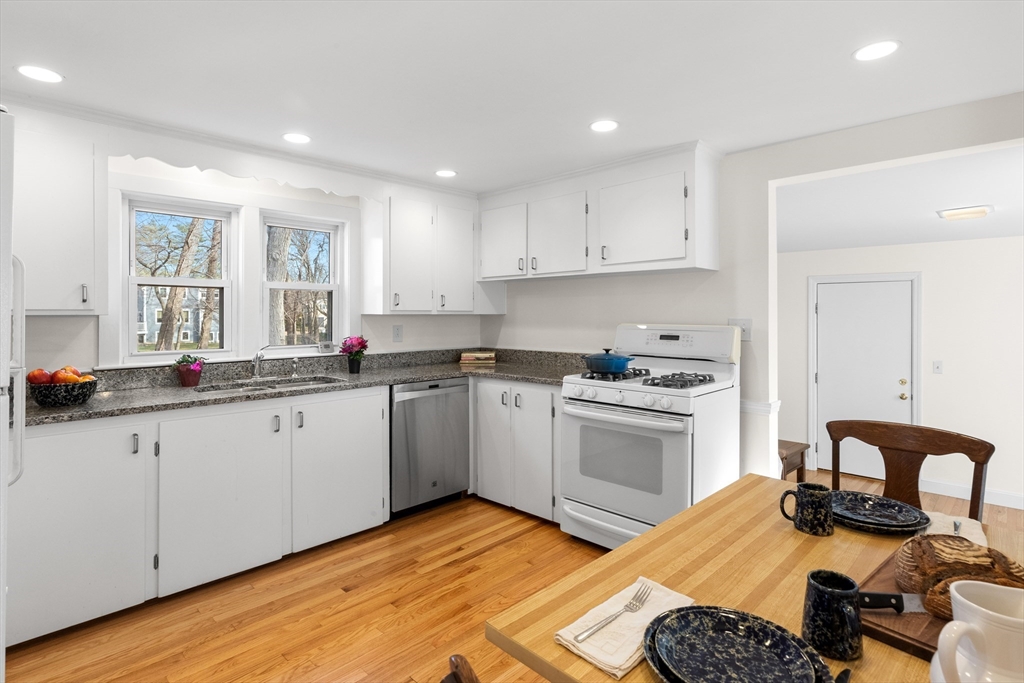 40 Moynihan Road Hamilton, MA 01982 - Photo 3 of 34 Gallery Image 3
