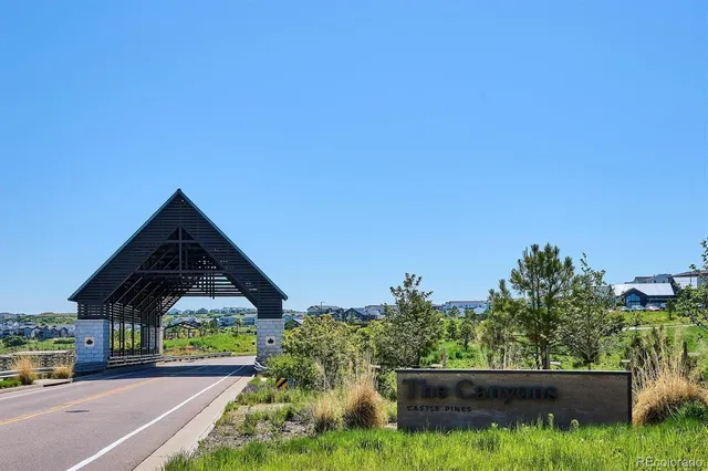 a view of a back yard
