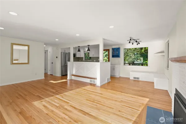 $3,800 | 16253 13th Avenue Southwest, Burien, WA 98166