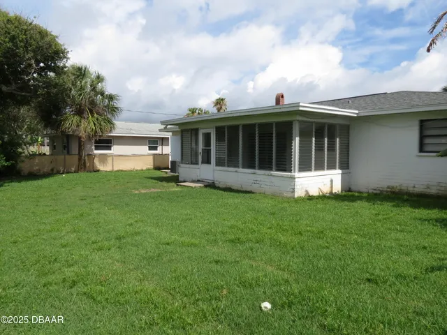 a view of a house with backyard and garden