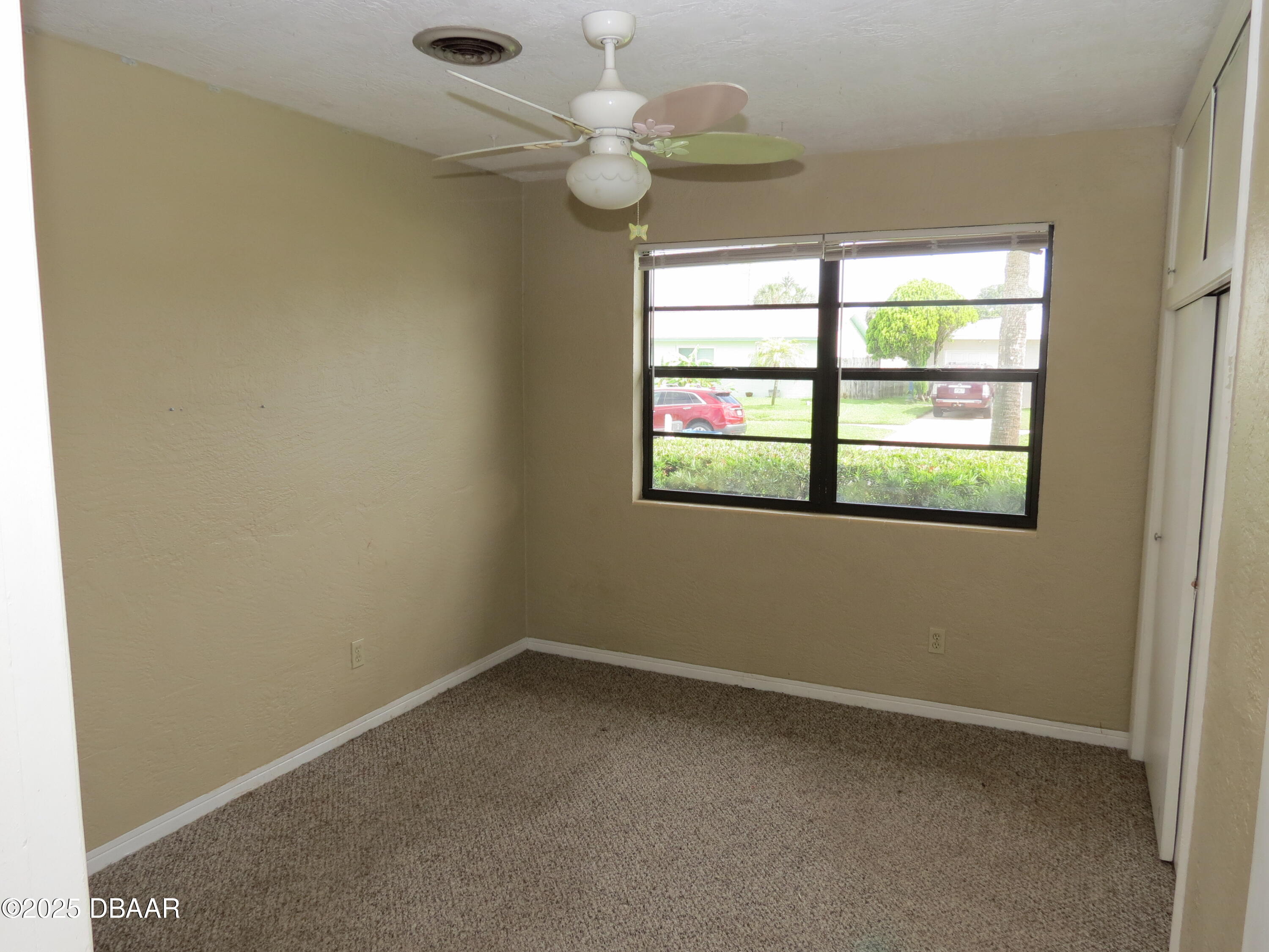 221 Williams Avenue Daytona Beach, FL 32118 - Photo 6 of 15 an empty room with a window