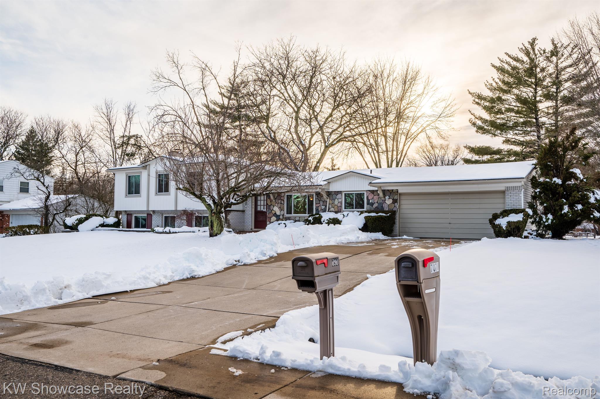 7090 Valleybrook Road West Bloomfield, MI 48322 - Photo 5 of 76 Classic extended tri-level