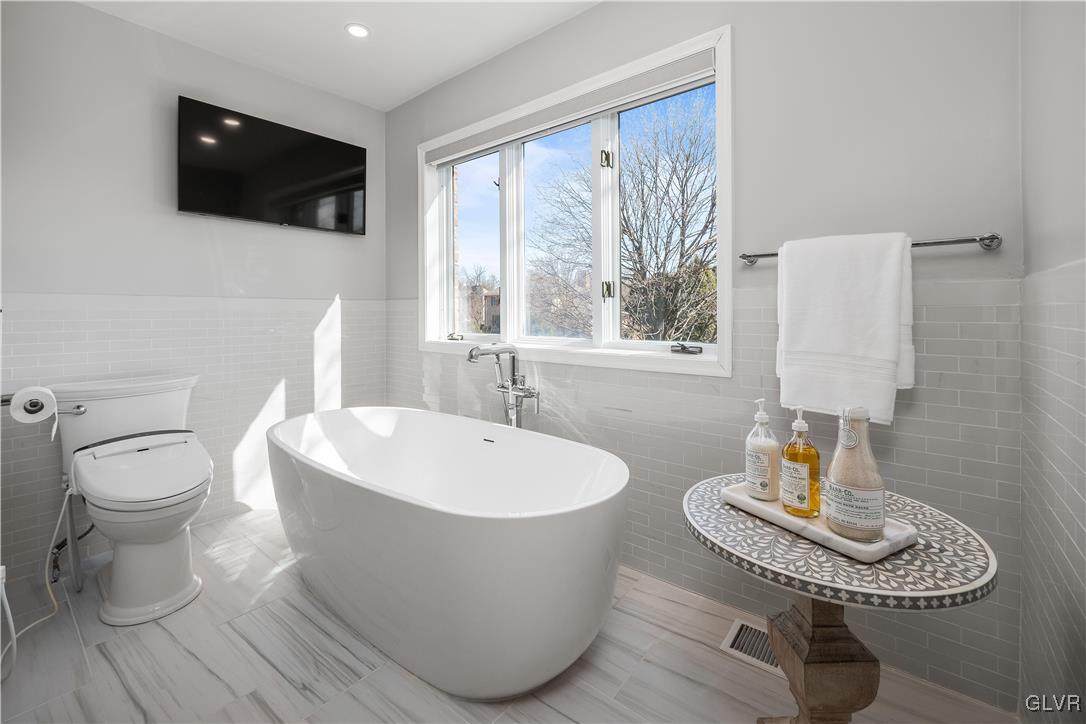 132 Wedgewood Road Bethlehem, PA 18017 - Photo 34 of 36 Gallery Image 34