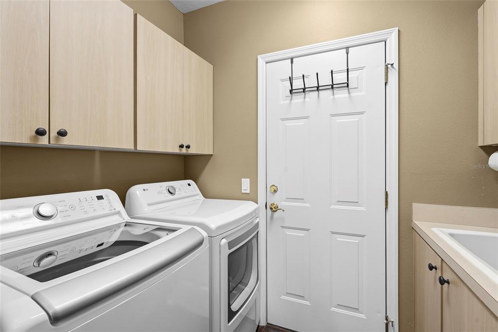 6582 Waters Edge Way Lakewood Ranch, FL 34202 - Photo 45 of 98 a view of washer and dryer