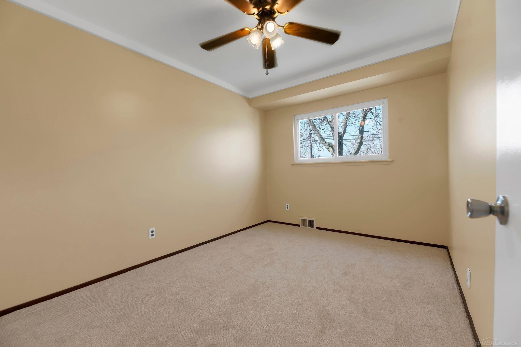 35581 Kelly Road Clinton Township, MI 48035 - Photo 10 of 27 50138357-4875a76f-0fcc-49bc-908f-288d6ad4f957.JPG