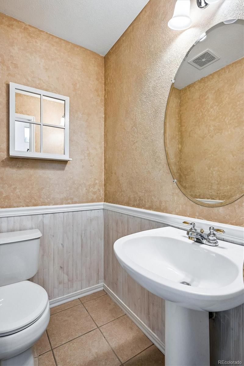 6299 Shannon Trail Highlands Ranch, CO 80130 - Photo 15 of 40 a bathroom with a sink and a mirror