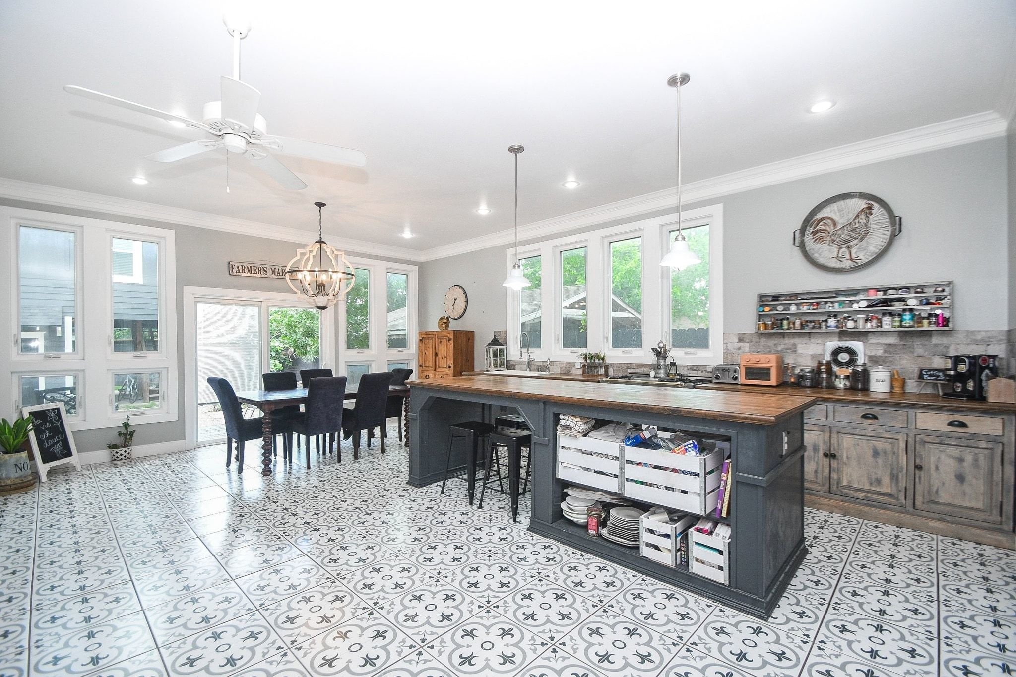 614 West 28th Street Houston, TX 77008 - Photo 5 of 25 Extra large bespoke kitchen and dining area!