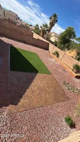 a view of a backyard