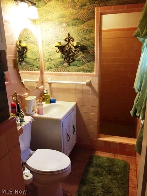 178 Prospect Road Berea, OH 44017 - Photo 16 of 29 Full bath on the first floor with huge walk in shower.