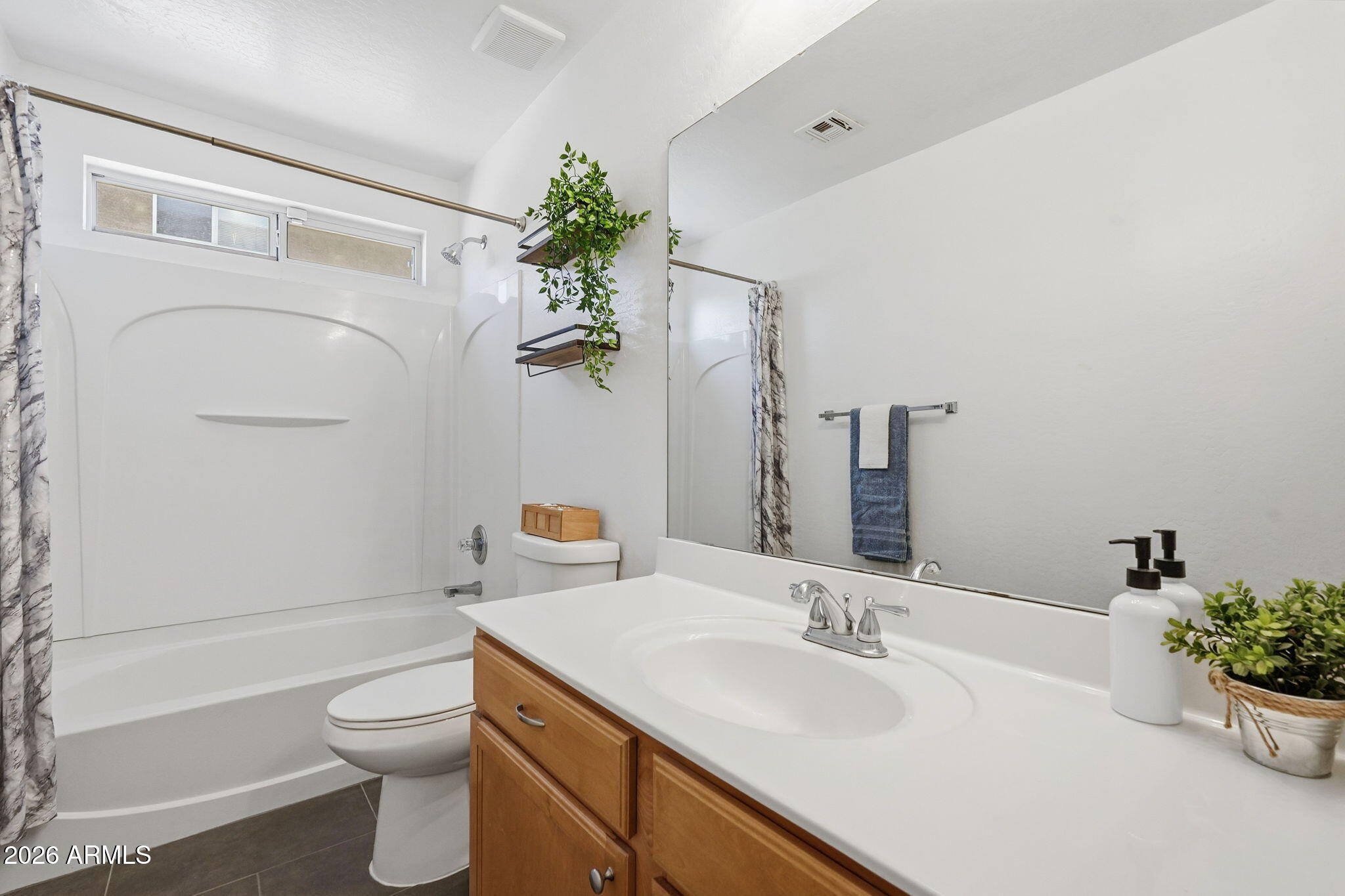1707 West Harding Avenue Coolidge, AZ 85128 - Photo 21 of 53 a bathroom with a sink a toilet and tub