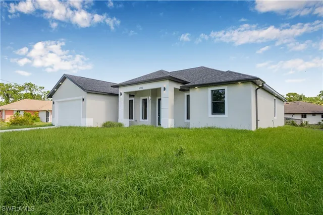 a view of a house with backyard and garden