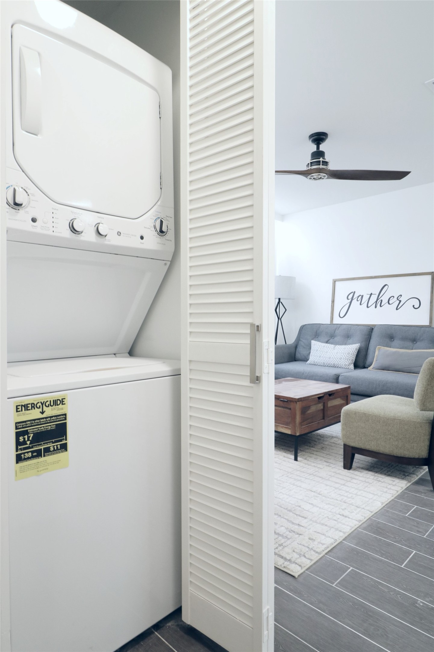 412 Pacific Street, Unit 9E Houston, TX 77006 - Photo 4 of 11 a view of kitchen and living room