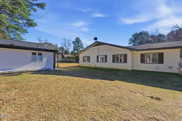 a view of a house with backyard