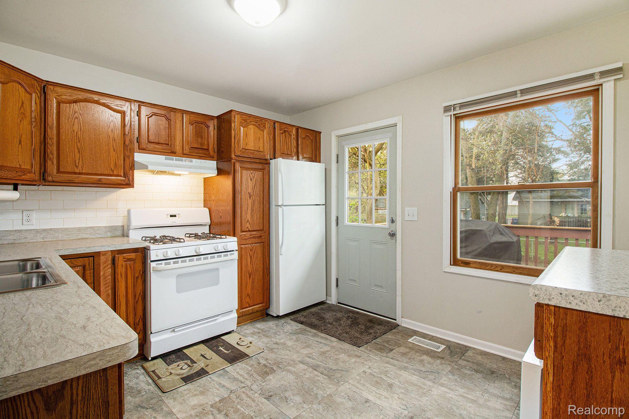 594 East Highland Road Howell, MI 48843 - Photo 2 of 14 Gallery Image 2