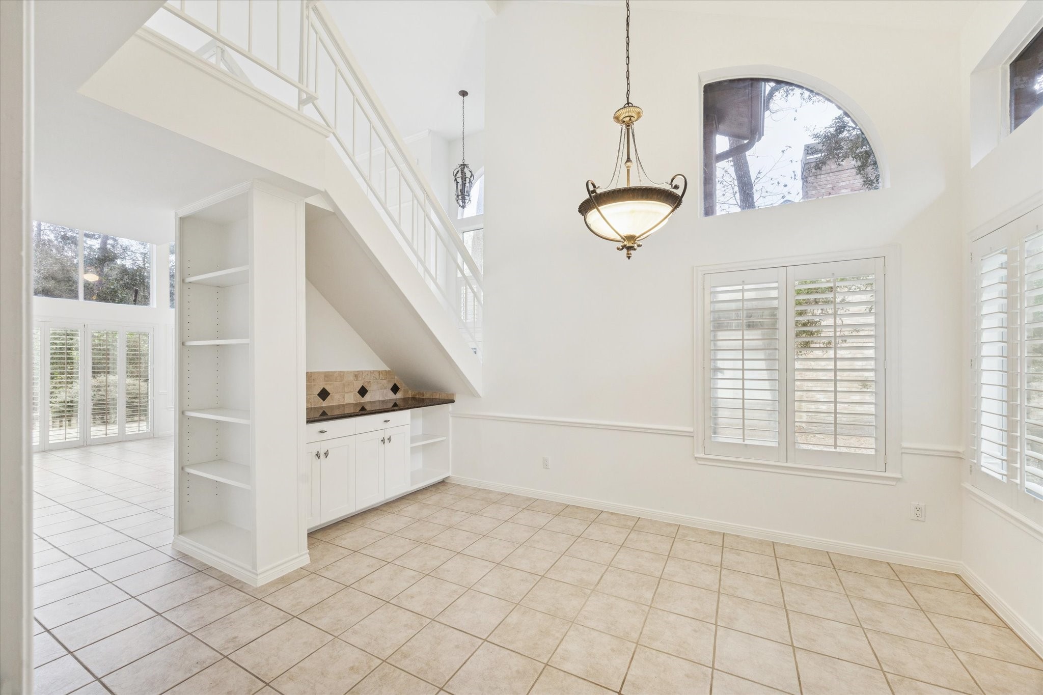 12 Lakeridge Drive Spring, TX 77381 - Photo 4 of 24 a view of an entryway with front door